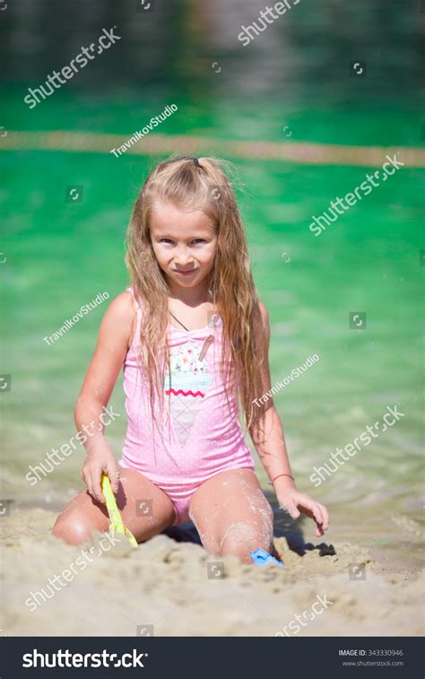 Adorable Little Girl Beach During Summer Foto De Stock 343330946