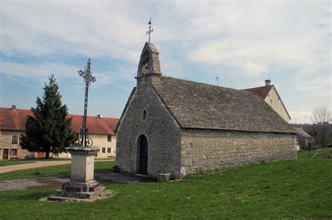 Ma poiché la porta latina veniva abbinata a porta appia, in un certo senso era in gioco l'intero appalto dei traffici da e verso il sud. La chapelle "Saint Jean Porte Latine" d'Uxelles