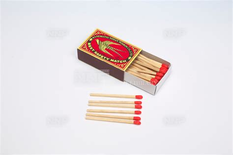 マッチョとは、男性がもつという「強靱さ、逞しさ、勇敢さ、好戦性」といった性質を基礎とした思想や信条、行動をあらわす言葉。 メキシコのスペイン語 macho（マチョ）「雄の〜」という形容詞が変化したもの。 machismo （マチスモ、もしくはマチズ. マッチ / ≪写真素材・ストックフォト≫ NNP PHOTO LIBRARY