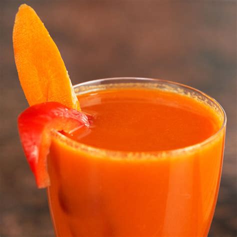 tomato carrot and red bell pepper juice recipe sur la table
