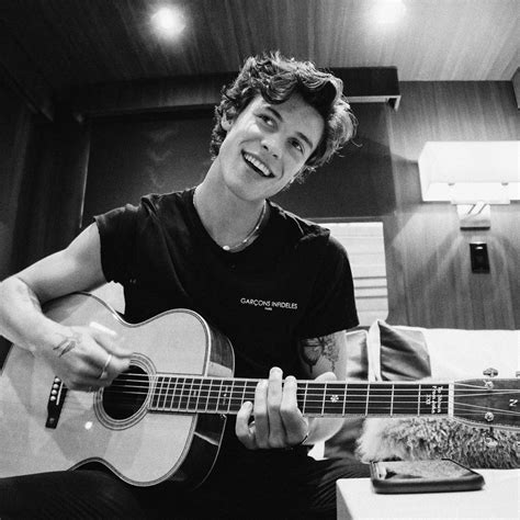 Esse Sorriso Me Encanta😊😍 Shawn Mendes Guitar Shawn Shawn Mendes