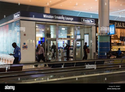 Winston Raucher Lounge Am Dubai Flughafen Stockfotografie Alamy