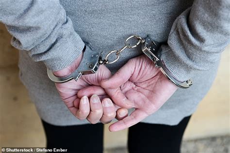 New York City Pays 610000 To Woman Forced To Give Birth In Handcuffs Daily Mail Online