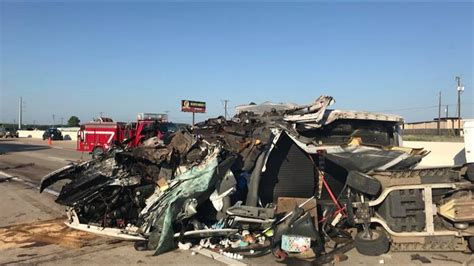Woman Hospitalized After Pickup Strikes 18 Wheeler On I 35 In Lorena