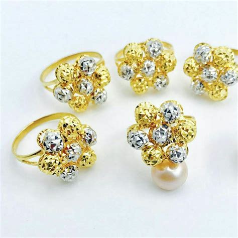 Cincin emas didesain sedemikian rupa membentuk perhiasan cantik yang terdiri dari beraneka ragam bentuk yang sangat menarik. Gambar Cincin Emas Bunga - Gambar Bunga