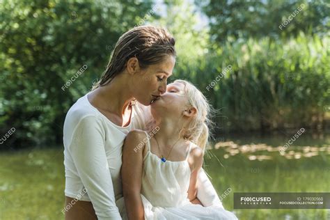 Madre E Hija Bes Ndose En Un Lago Relajado Naturaleza Stock Photo