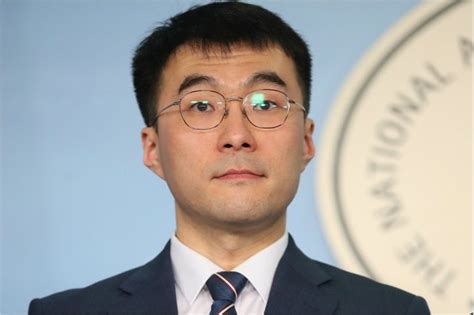 원 대표는 더불어시민당과 열린민주당은 '조국수호' 1중대와 2중대 당이라며 우리는 앞서 연동형 비례제라는 악법이 통과되면 비례정당을 만들 수 밖에 없다고 이미 국민께 말씀을 드렸다고 했습니다. '조국 수호' 아니라던 김남국, 결국 '조국 수호' 인정