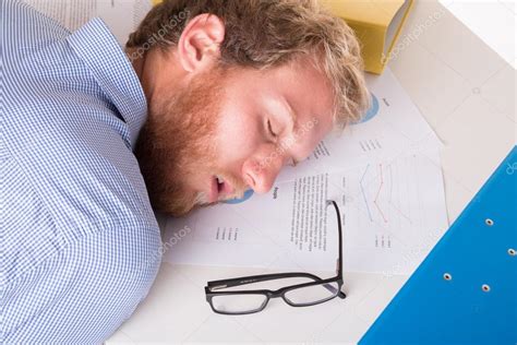 Worker Sleeping On The Desk In The Office — Stock Photo