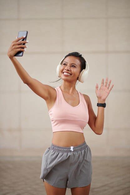 Premium Photo Fitness Blogger Taking Selfie