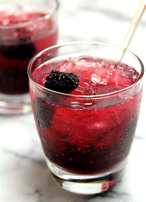 The Bramble Cocktail Gin Blackberry And Lemon Cocktails Drinkwire