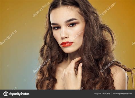 Hermoso Glamour Mujer Desnuda Hombros Peinado Labios Rojos Estudio