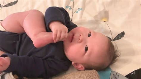 First Time Reachinglicking Her Toes 朵宝第一次吃到脚丫了！耶！4months Youtube
