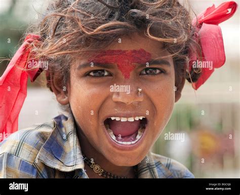 Muy Pobres De India Bonita Niña Gitana Sonriendo Con Cintas Rojas En Su Cabello El Enfoque