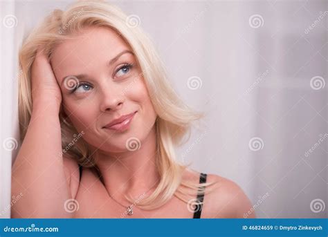 belle fille blonde sexy dans des sous vêtements image stock image du joyeux sensuel 46824659
