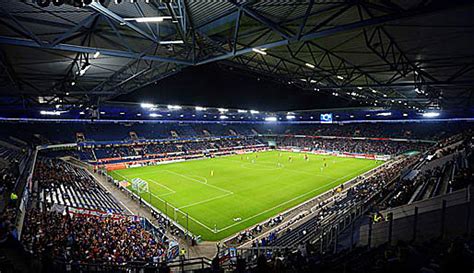 It is currently used for football and american football matches and is the home stadium of eintracht braunschweig and the new yorker lions. Polizei rückt mit Großaufgebot an