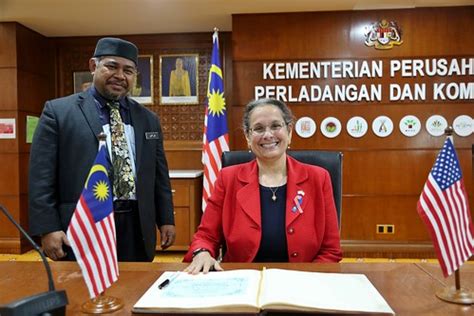 Plantation industries and commodities (mpic) (malay : Ambassador Kamala Lakhdhir meeting with YB Dato' Dr Mohd K ...