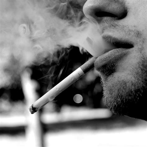صور شباب حزينه خلفيات للموبايل. صور شباب يدخن , التدخين والشباب بالصور - رسائل حب