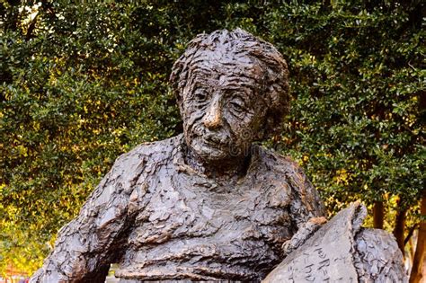 Estátua De Albert Einstein Imagem De Stock Editorial Imagem De Jardim
