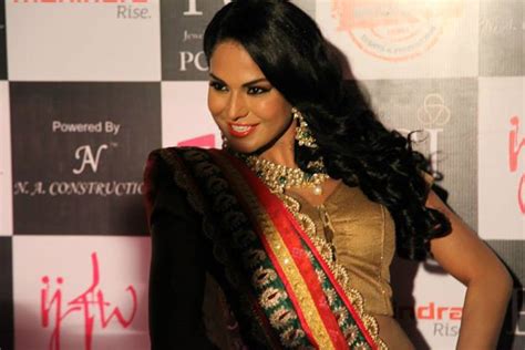 Veena Malik Sizzles On The Ramp In A Fashion Show