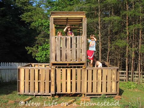 The Diy Pallet Fort From Pallets And Scrap Wood New Life On A Homestead