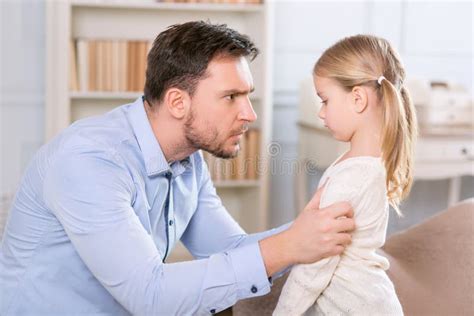 Strenger Vater Der Seine Tochter Bestraft Stockfoto Bild Von