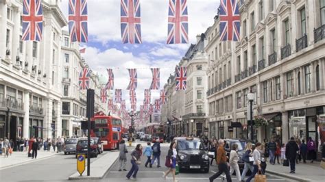Oxford street is one of the busiest streets in london as well as the largest shopping centre in it is located in the city of westminster. Oxford Street die bekannteste Einkausstraße in London