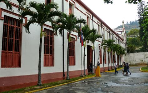 16.630 alumnos de carreras de grado y posgrado. El Guardián Católico: Arquidiócesis de Caracas Recupera la Universidad Católica Santa Rosa