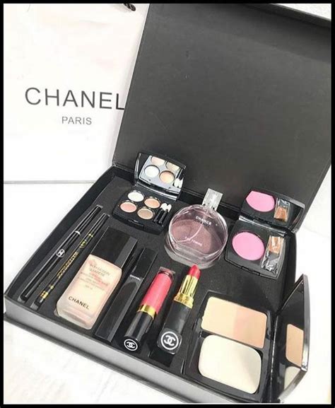 Beli perlengkapan makan dalam set paket lengkap tentunya akan membuat meja makan anda tampak lebih indah dan stylish dengan desain alat makan yang serasi satu sama. Harga Satu Set Alat Make Up - Berbagai Alat