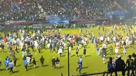 VIDEO Riña campal deja más de 127 muertos en partido de futbol
