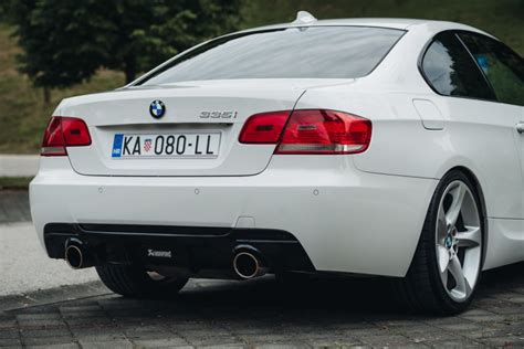 The 335i convertible's roof design preserves its tin top twin's clean lines. BMW 3 E92 335i + Full Akrapovic Titanium, 2007 god.