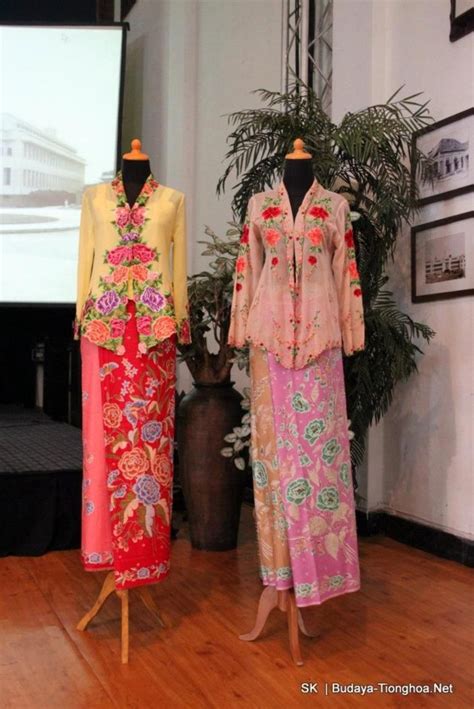 Baju kurung is a staple in every malaysian's wardrobe and considering how many designs this particular dress has, there's no reason why you shouldn't have a set of baju. 36+ Baju Kurung Batik Johor, Modis Dan Cantik