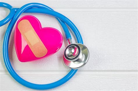 Pink Heart Et Stéthoscopes Pour Contenu Médical Photo Premium