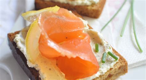 Recette Toasts de pain dépices au saumon et Rondelé