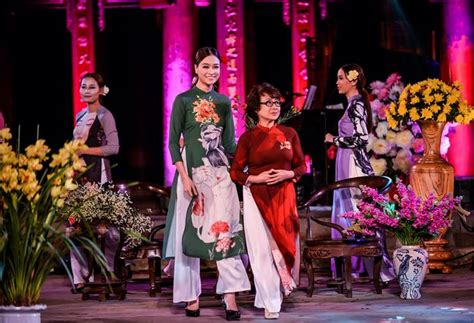 They are available in many contemporary, classic, and modernized variations that go perfectly with individual preferences. Le Hoi Ao Dai 2016. Ao Dai Cua Chung Ta. Designer : Vu ...