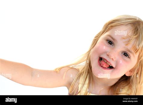Junge Mädchen Lächelndkind Ein Lustiges Gesicht Klebt Die Zunge Heraus