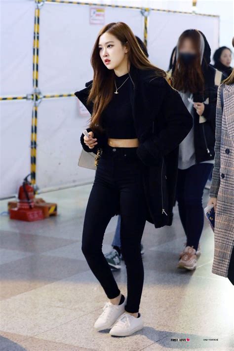 Blackpink rosé's airport fashion is very girly. Pin by Lulamulala on Blackpink Rosé | Blackpink fashion ...
