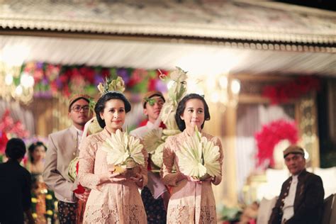 A Guide To Traditional Javanese Wedding Processions And The Meanings