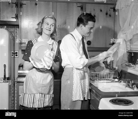 1950er Jahren LÄchelnd GlÜckliche Paar Mann Und Frau Mann Und Frau Trocknen GeschirrspÜlen