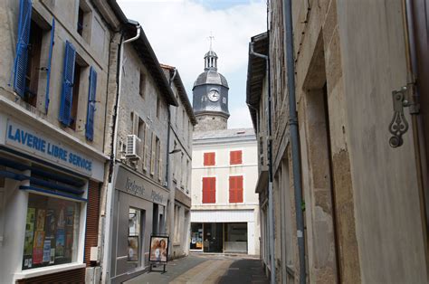 Photo à Melle 79500 Une Rue Au Fond Le Beffroi Melle 191998