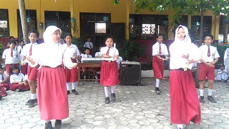 Sebuah lagu tentang sistem suria memudahkan murid untuk menghafal nama ahli sistem suria sesuai digunakan untuk. Tugas lagu Sistem tata surya SD 1 SRAGEN, penampil 3 - YouTube
