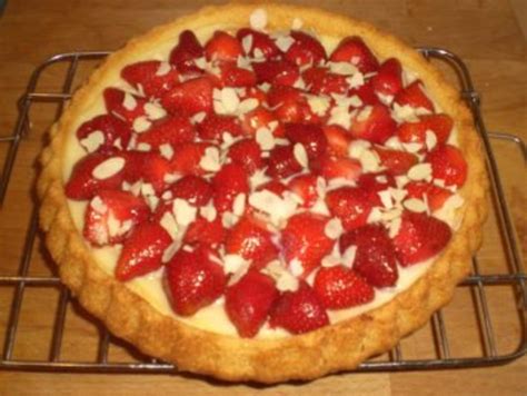 Maybe you would like to learn more about one of these? Erdbeerkuchen auf Bisquitboden mit Vanillepudding - Rezept ...