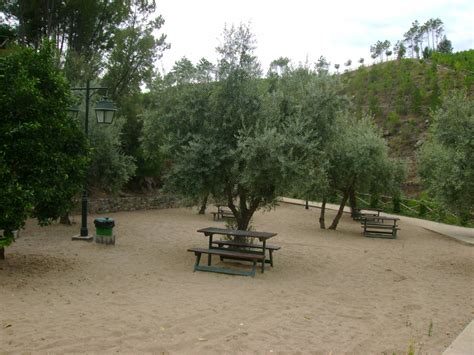 Echa un vistazo a esta fantástica guía para tu viaje, sin importar si quieres explorar el lugar como lo hacen los demás turistas o verlo desde la perspectiva de la gente local. Parque de Merendas da Praia Fluvial de Fróia - Proença-a ...