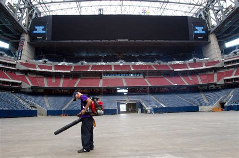 It was the first nfl facility to have a retractable roof. Texans to unveil longest video board in existence ...