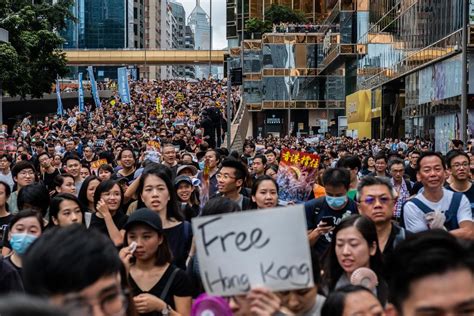 Hong kong protests expand to oppose china, with no end near. Hong Kong protesters take their message to Chinese tourists