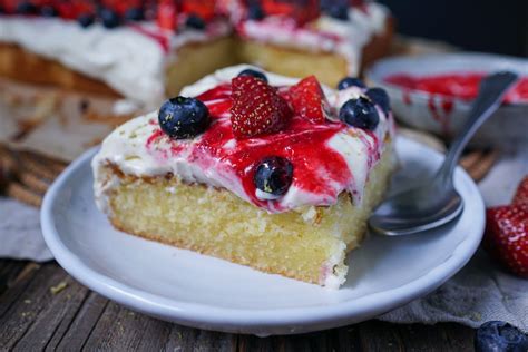 Rezept für eine wunderbare himbeertorte mit mascarpone, quark und sahne. Sommerlicher Mascarpone-Kuchen mit frischen Beeren ...