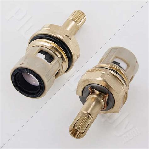 Dit onderdeel bevat veel kleppen en wanneer deze kleppen slijten, ontstaan er lekken en werkt de kraan niet zoals zou moeten. Best Valve Type For Bathroom Faucet : plumbing - I am ...