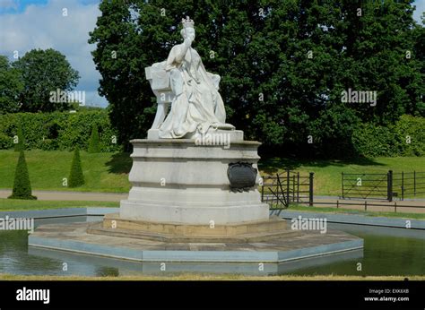 Statue Of Queen Victoria At Kensington Palace Stock Photo Alamy
