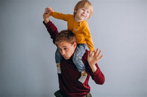 Padre con su hijo divirtiéndose juntos Foto Gratis