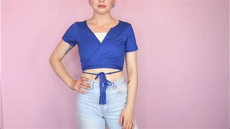 5 Ways To Make A Diy Crop Top From A T Shirt Easy No Sew Tutorial Upstyle
