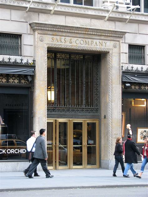 What You Need To Know About Shopping On New Yorks Famous Fifth Avenue